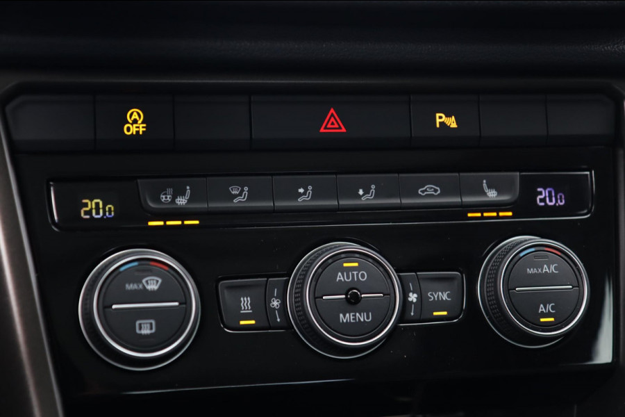 Volkswagen T-Roc 1.5 TSI / PANODAK / ACC / CAMERA / CARPLAY / STUUR+STOELVERW