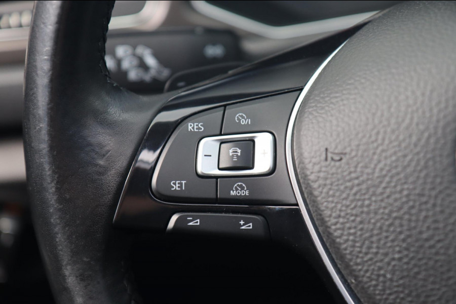 Volkswagen T-Roc 1.5 TSI / PANODAK / ACC / CAMERA / CARPLAY / STUUR+STOELVERW