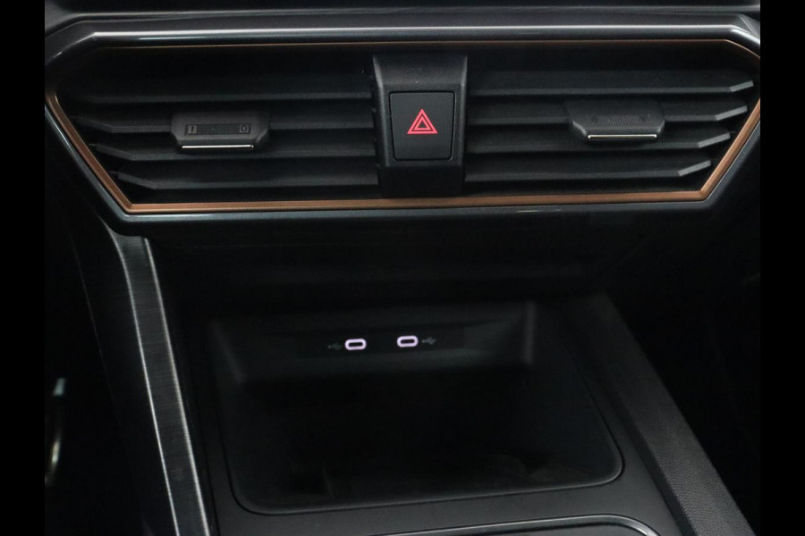 CUPRA Leon 1.4 eHybrid VZ | 245pk | Stoelverwarming | Carplay | Camera | Sfeerverlichting | Navigatie | Adaptive cruise | Keyless | Sportstoelen | 19'' | Full LED | Stuurverwarming | PHEV | Plug In