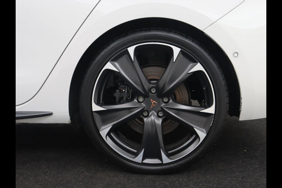 CUPRA Leon 1.4 eHybrid VZ | 245pk | Stoelverwarming | Carplay | Camera | Sfeerverlichting | Navigatie | Adaptive cruise | Keyless | Sportstoelen | 19'' | Full LED | Stuurverwarming | PHEV | Plug In