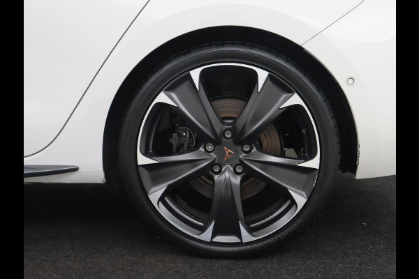 CUPRA Leon 1.4 eHybrid VZ | 245pk | Stoelverwarming | Carplay | Camera | Sfeerverlichting | Navigatie | Adaptive cruise | Keyless | Sportstoelen | 19'' | Full LED | Stuurverwarming | PHEV | Plug In