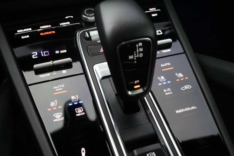 Porsche Cayenne 3.0 E-Hybrid | NP € 222.577,- | KERAMISCHE REMMEN | 40K TECHART | CLANCK AUDIO | FULL PPF | PASM | PDCC | PCCB | PDLS+ | PANORAM INTERIEURPAKKET CARBON | DIMMENDE SPIEGELS | CARBON SPIEGELKAPPEN |