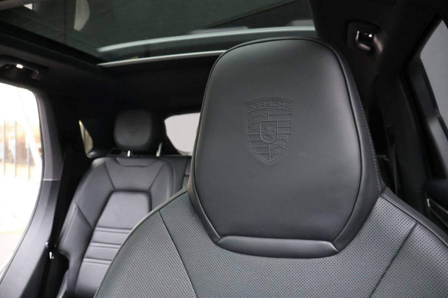 Porsche Cayenne 3.0 E-Hybrid | NP € 222.577,- | KERAMISCHE REMMEN | 40K TECHART | CLANCK AUDIO | FULL PPF | PASM | PDCC | PCCB | PDLS+ | PANORAM INTERIEURPAKKET CARBON | DIMMENDE SPIEGELS | CARBON SPIEGELKAPPEN |