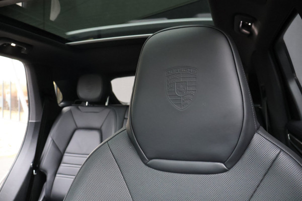 Porsche Cayenne 3.0 E-Hybrid | NP € 222.577,- | KERAMISCHE REMMEN | 40K TECHART | CLANCK AUDIO | FULL PPF | PASM | PDCC | PCCB | PDLS+ | PANORAM INTERIEURPAKKET CARBON | DIMMENDE SPIEGELS | CARBON SPIEGELKAPPEN |