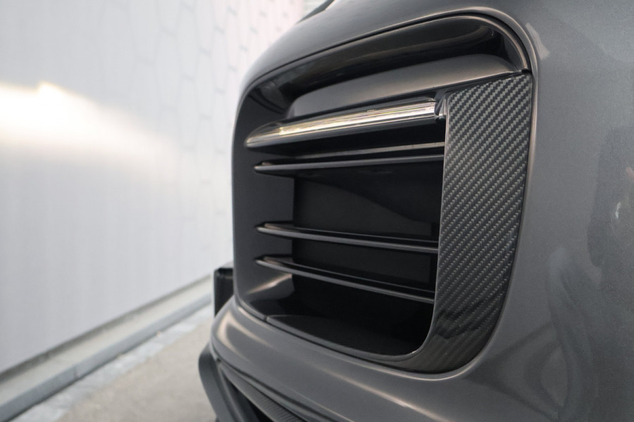 Porsche Cayenne 3.0 E-Hybrid | NP € 222.577,- | KERAMISCHE REMMEN | 40K TECHART | CLANCK AUDIO | FULL PPF | PASM | PDCC | PCCB | PDLS+ | PANORAM INTERIEURPAKKET CARBON | DIMMENDE SPIEGELS | CARBON SPIEGELKAPPEN |
