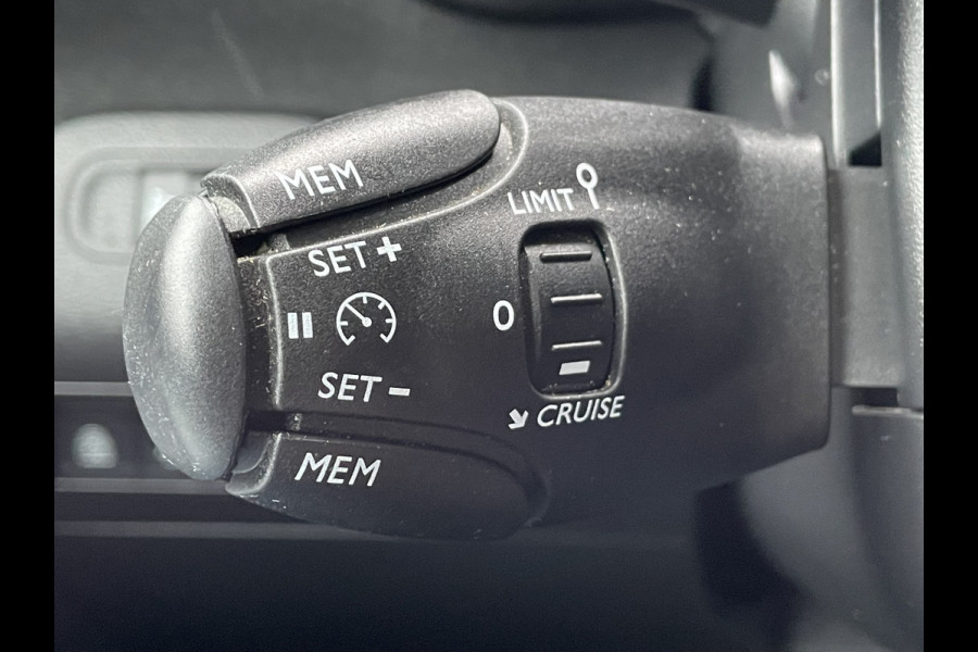 Toyota PROACE CITY Verso 130pk Dynamic Long 7-pers (7 stoelen -Trekhaak - Camera - Keyless Entry - Automatische Airco - Navigatie - Parkeersensoren V+A)