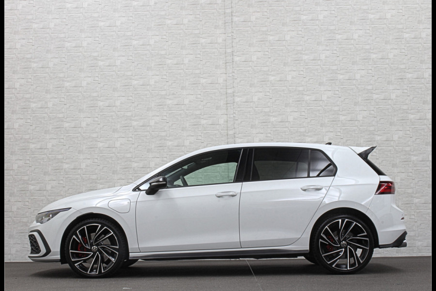 Volkswagen Golf 1.4 eHybrid GTE | IQ-Light | ACC | 19'' | GTI Diffuser | Trekhaak | Stuurwielverwarming | Achteruitrij-Camera | 3-Zone Clima | Carplay | Sfeerverlichting | Draadloos Laden |