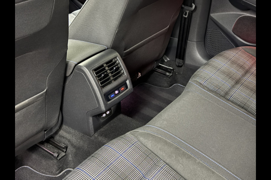 Volkswagen Golf 1.4 eHybrid GTE | IQ-Light | ACC | 19'' | GTI Diffuser | Trekhaak | Stuurwielverwarming | Achteruitrij-Camera | 3-Zone Clima | Carplay | Sfeerverlichting | Draadloos Laden |