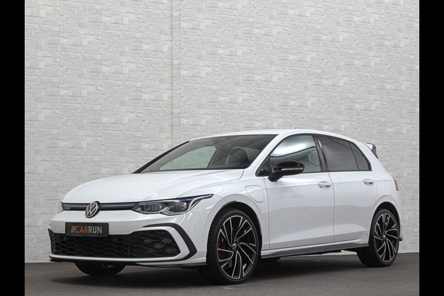 Volkswagen Golf 1.4 eHybrid GTE | IQ-Light | ACC | 19'' | GTI Diffuser | Trekhaak | Stuurwielverwarming | Achteruitrij-Camera | 3-Zone Clima | Carplay | Sfeerverlichting | Draadloos Laden |