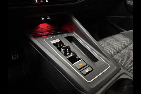 Volkswagen Golf 1.4 eHybrid GTE | IQ-Light | ACC | 19'' | GTI Diffuser | Trekhaak | Stuurwielverwarming | Achteruitrij-Camera | 3-Zone Clima | Carplay | Sfeerverlichting | Draadloos Laden |
