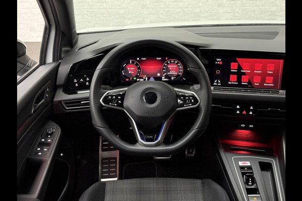 Volkswagen Golf 1.4 eHybrid GTE | IQ-Light | ACC | 19'' | GTI Diffuser | Trekhaak | Stuurwielverwarming | Achteruitrij-Camera | 3-Zone Clima | Carplay | Sfeerverlichting | Draadloos Laden |