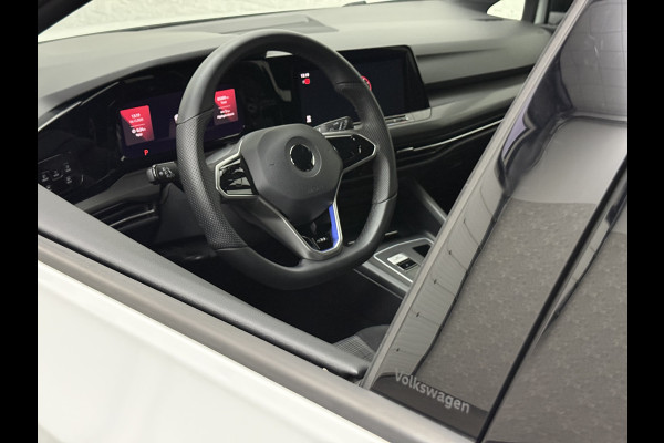Volkswagen Golf 1.4 eHybrid GTE | IQ-Light | ACC | 19'' | GTI Diffuser | Trekhaak | Stuurwielverwarming | Achteruitrij-Camera | 3-Zone Clima | Carplay | Sfeerverlichting | Draadloos Laden |