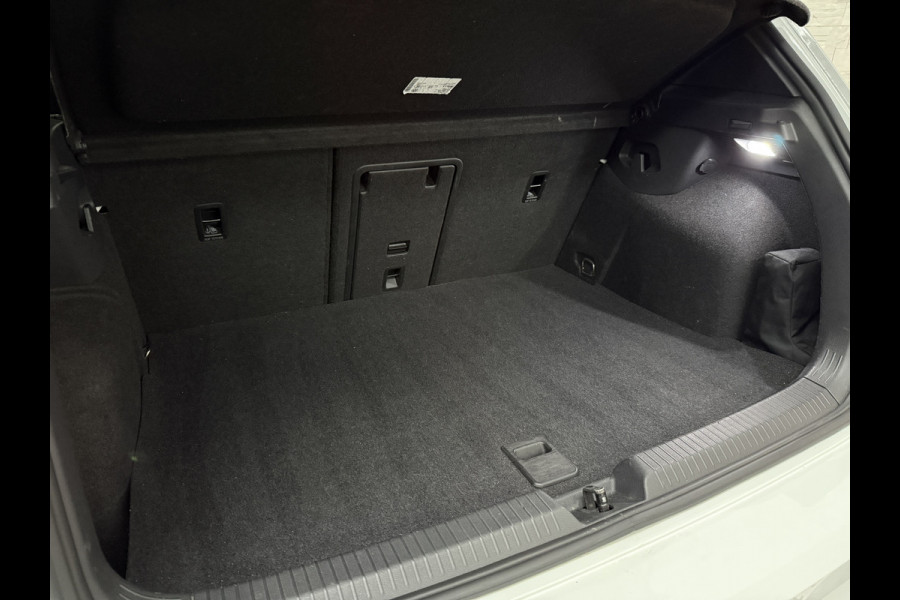 Volkswagen Golf 1.4 eHybrid GTE | IQ-Light | ACC | 19'' | GTI Diffuser | Trekhaak | Stuurwielverwarming | Achteruitrij-Camera | 3-Zone Clima | Carplay | Sfeerverlichting | Draadloos Laden |