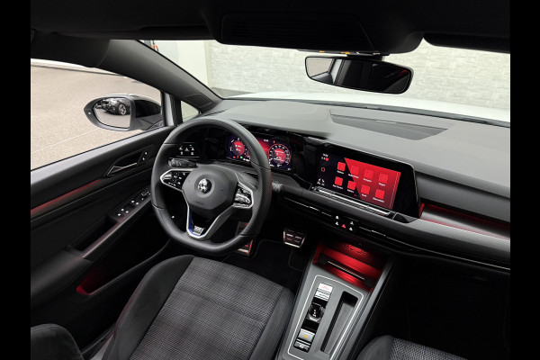 Volkswagen Golf 1.4 eHybrid GTE | IQ-Light | ACC | 19'' | GTI Diffuser | Trekhaak | Stuurwielverwarming | Achteruitrij-Camera | 3-Zone Clima | Carplay | Sfeerverlichting | Draadloos Laden |
