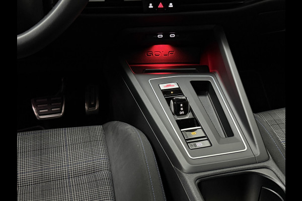 Volkswagen Golf 1.4 eHybrid GTE | IQ-Light | ACC | 19'' | GTI Diffuser | Trekhaak | Stuurwielverwarming | Achteruitrij-Camera | 3-Zone Clima | Carplay | Sfeerverlichting | Draadloos Laden |