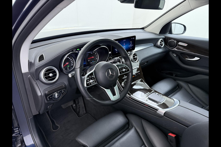 Mercedes-Benz GLC 300e 4MATIC Premium Plus VAN: €42.900,- VOOR: €39.877,- UW EINDEJAARSVOORDEEL: €3.023,- | PHEV PLUG-IN HYBRIDE | MEGA VETTE AUTO | PANORAMA DAK | 20INCH | CAMERA | ELEKTRISCHE KLEP | KEYLESS ENTRY + START | DODEHOEK | RIJKLAAR + 12 MND BOVAG GARANTIE!
