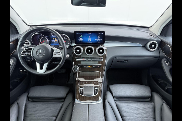 Mercedes-Benz GLC 300e 4MATIC Premium Plus VAN: €42.900,- VOOR: €39.877,- UW EINDEJAARSVOORDEEL: €3.023,- | PHEV PLUG-IN HYBRIDE | MEGA VETTE AUTO | PANORAMA DAK | 20INCH | CAMERA | ELEKTRISCHE KLEP | KEYLESS ENTRY + START | DODEHOEK | RIJKLAAR + 12 MND BOVAG GARANTIE!