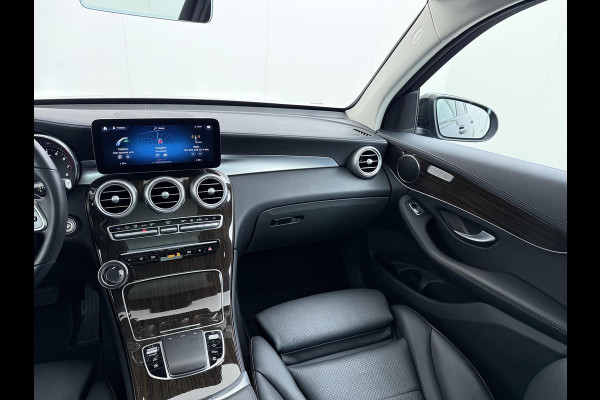Mercedes-Benz GLC 300e 4MATIC Premium Plus VAN: €42.900,- VOOR: €39.877,- UW EINDEJAARSVOORDEEL: €3.023,- | PHEV PLUG-IN HYBRIDE | MEGA VETTE AUTO | PANORAMA DAK | 20INCH | CAMERA | ELEKTRISCHE KLEP | KEYLESS ENTRY + START | DODEHOEK | RIJKLAAR + 12 MND BOVAG GARANTIE!