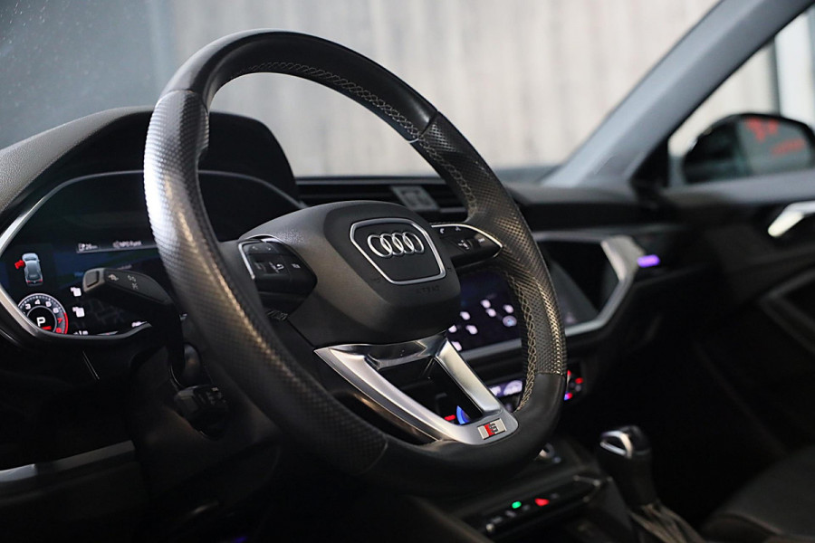Audi Q3 45 TFSI e S Line Competition / SONOS / Memory / Camera / Lane Assist / Open Panoramadak / Led / Pdc / 21 Inch
