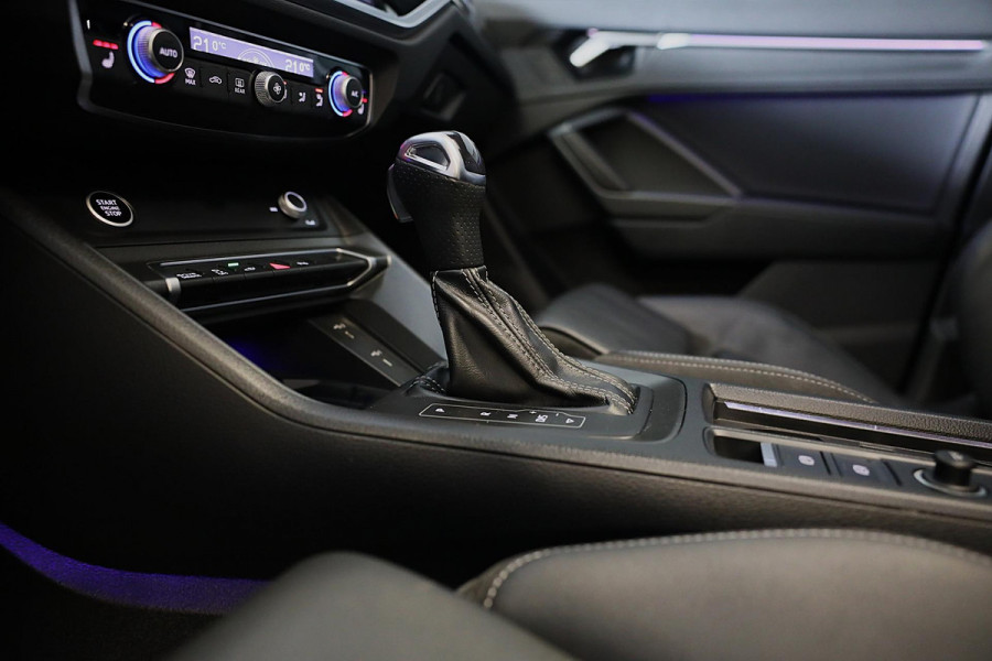 Audi Q3 45 TFSI e S Line Competition / SONOS / Memory / Camera / Lane Assist / Open Panoramadak / Led / Pdc / 21 Inch