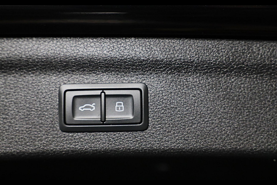 Audi Q3 45 TFSI e S Line Competition / SONOS / Memory / Camera / Lane Assist / Open Panoramadak / Led / Pdc / 21 Inch