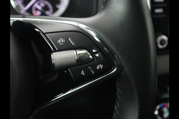 Škoda Karoq 1.0 TSI Business Edition | Panoramadak | Trekhaak | Carplay | Navigatie | Park Assist  | Climate control | DAB | Cruise control | Bluetooth