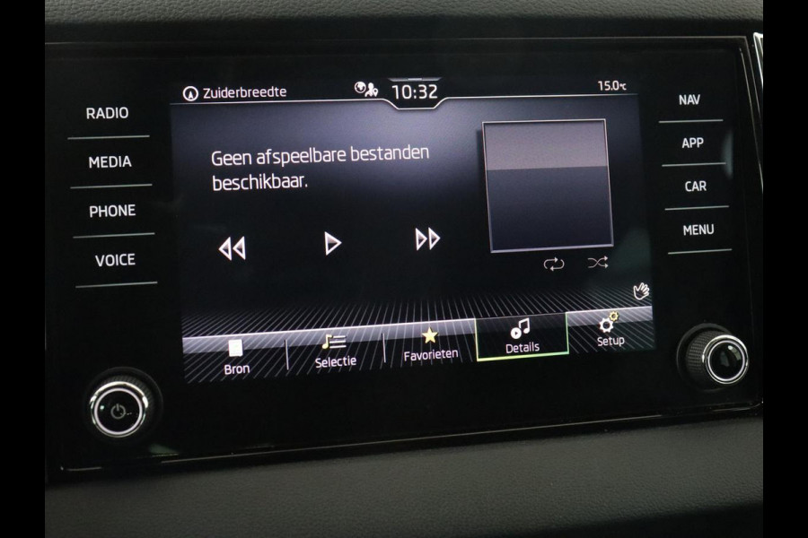 Škoda Karoq 1.0 TSI Business Edition | Panoramadak | Trekhaak | Carplay | Navigatie | Park Assist  | Climate control | DAB | Cruise control | Bluetooth