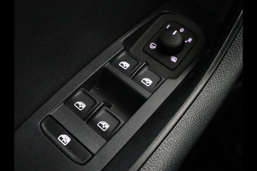 Škoda Karoq 1.0 TSI Business Edition | Panoramadak | Trekhaak | Carplay | Navigatie | Park Assist  | Climate control | DAB | Cruise control | Bluetooth