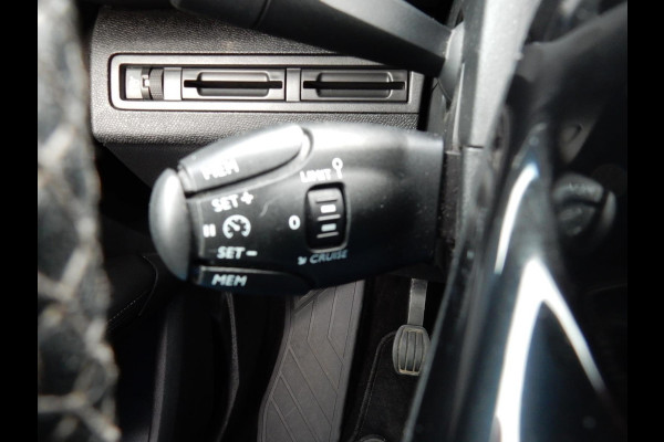 Peugeot 3008 1.2 PURE TECH ALLURE*1/2 LEDER*PANODAK*NAVI*CAMERA*