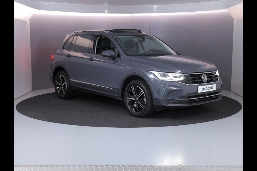 Volkswagen Tiguan 1.4 TSI eHybrid Life Active 245 pk Automaat (DSG) | Navigatie via App | Panoramadak | Trekhaak (wergklapbaar) Parkeersensoren | Stoelverwarming v/a |