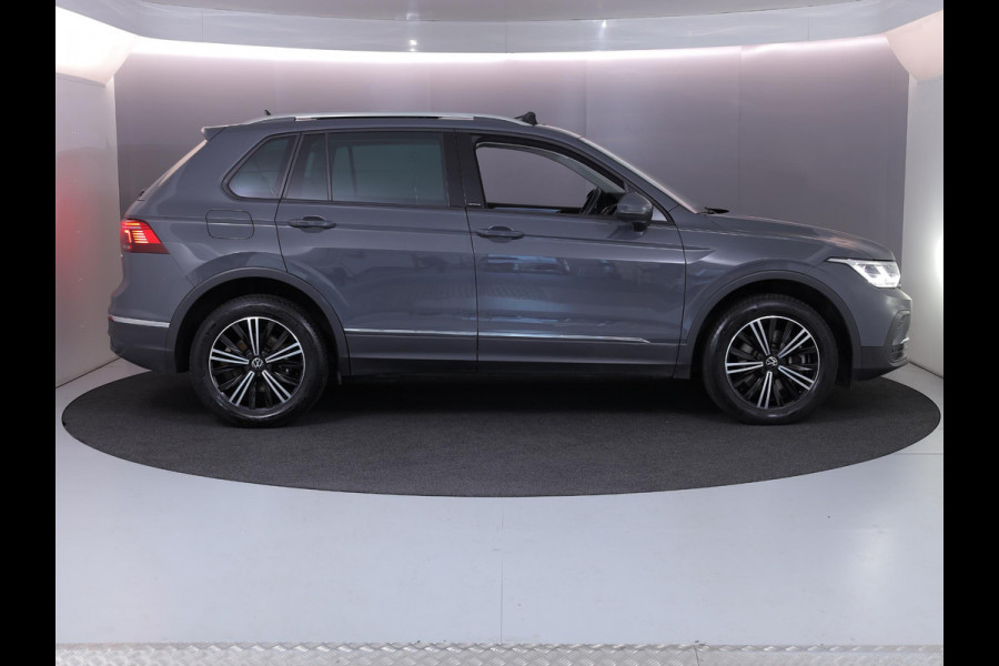 Volkswagen Tiguan 1.4 TSI eHybrid Life Active 245 pk Automaat (DSG) | Navigatie via App | Panoramadak | Trekhaak (wergklapbaar) Parkeersensoren | Stoelverwarming v/a |
