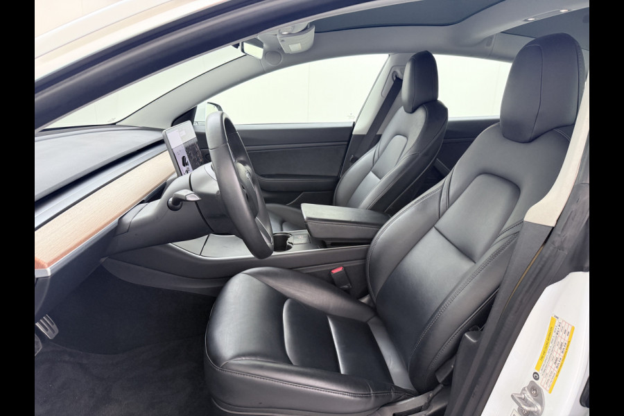 Tesla Model 3 RWD SR+ 60kWh 325PK Lmv 18" AutoPilot Leder PanoDak Adaptive-Cruise Lmv Camera's Elektr.-Stuur+Stoelen+Spiegels+Geheugen+Easy-En Navi LED Comfortstoelen ACC DAB Keyless en Voorverwarmen interieur via App One-Pedal-Drive Origineel Nederlandse auto tot 11kw laden thuis! Garantie Accu tot 10-12-2027 max 160.000km 1.584kg licht!