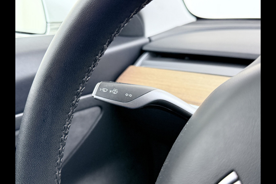 Tesla Model 3 RWD SR+ 60kWh 325PK Lmv 18" AutoPilot Leder PanoDak Adaptive-Cruise Lmv Camera's Elektr.-Stuur+Stoelen+Spiegels+Geheugen+Easy-En Navi LED Comfortstoelen ACC DAB Keyless en Voorverwarmen interieur via App One-Pedal-Drive Origineel Nederlandse auto tot 11kw laden thuis! Garantie Accu tot 10-12-2027 max 160.000km 1.584kg licht!