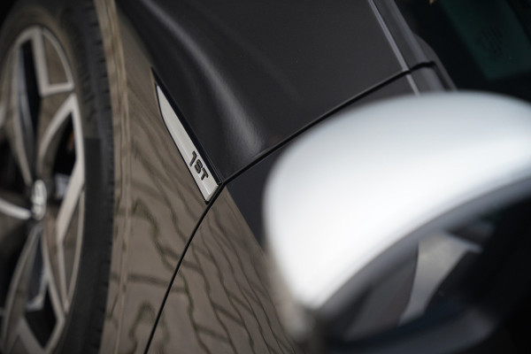 Volkswagen ID.3 First Plus 58 kWh | Stoelverwarming | Trekhaak | Camera | Adaptive Cruise Control | Navigatie | Standkachel | Keyless | Parkeersensoren | LED | Apple Carplay | BTW |