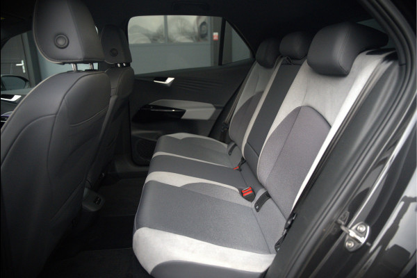 Volkswagen ID.3 First Plus 58 kWh | Stoelverwarming | Trekhaak | Camera | Adaptive Cruise Control | Navigatie | Standkachel | Keyless | Parkeersensoren | LED | Apple Carplay | BTW |