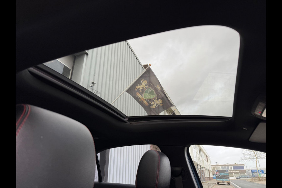 Mercedes-Benz A-Klasse 220 4MATIC Premium Plus LEER/NAV/PANO