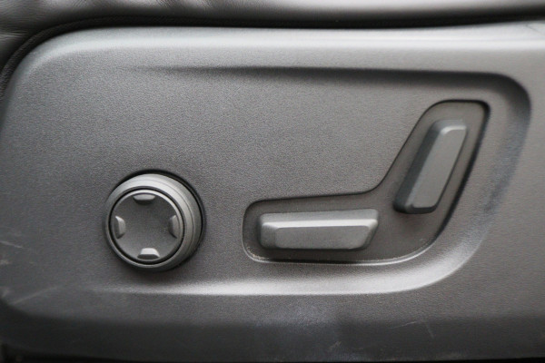 Volvo XC40 2.0 T4 AWD R-Design Panoramadak, H&K, Virtual Cockpit, Apple Carplay, LED, Trekhaak, 18''