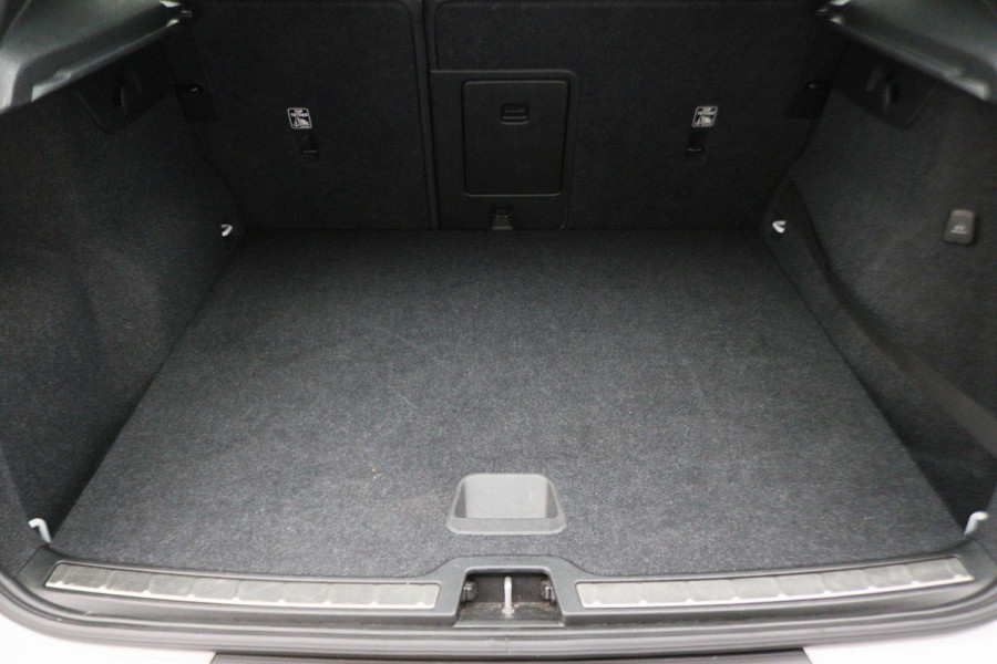 Volvo XC40 2.0 T4 AWD R-Design Panoramadak, H&K, Virtual Cockpit, Apple Carplay, LED, Trekhaak, 18''