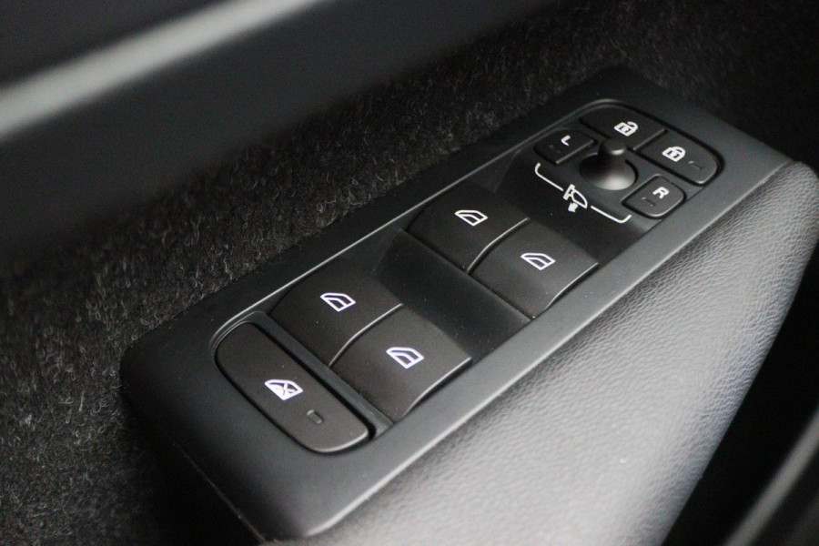 Volvo XC40 2.0 T4 AWD R-Design Panoramadak, H&K, Virtual Cockpit, Apple Carplay, LED, Trekhaak, 18''