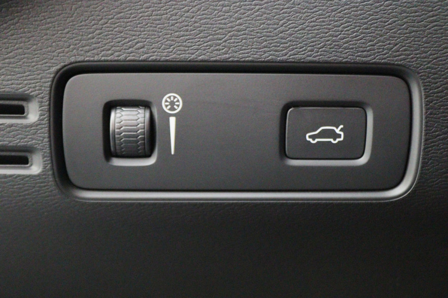 Volvo XC40 2.0 T4 AWD R-Design Panoramadak, H&K, Virtual Cockpit, Apple Carplay, LED, Trekhaak, 18''