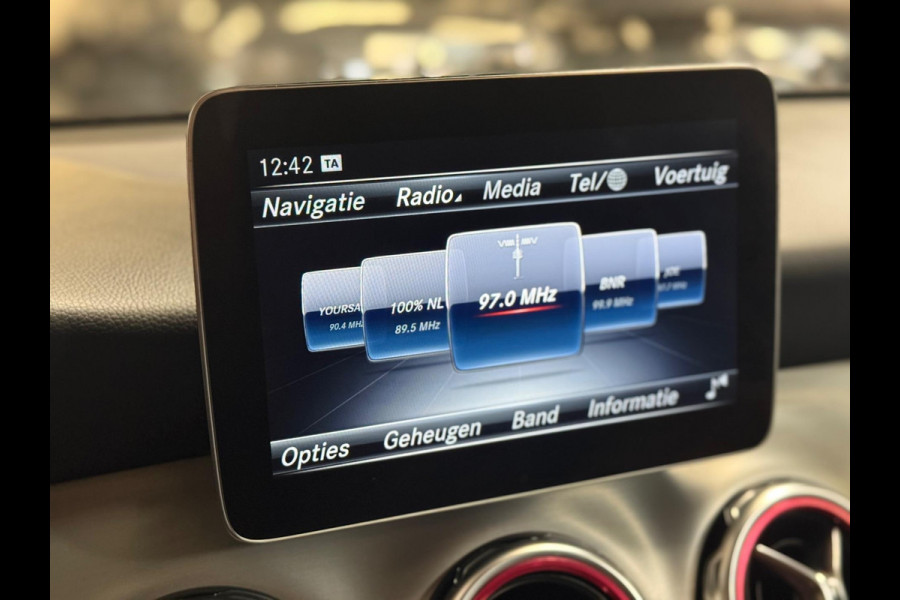 Mercedes-Benz GLA 180 Business Solution AMG | Pano | Camera | Sfeerverlichting |