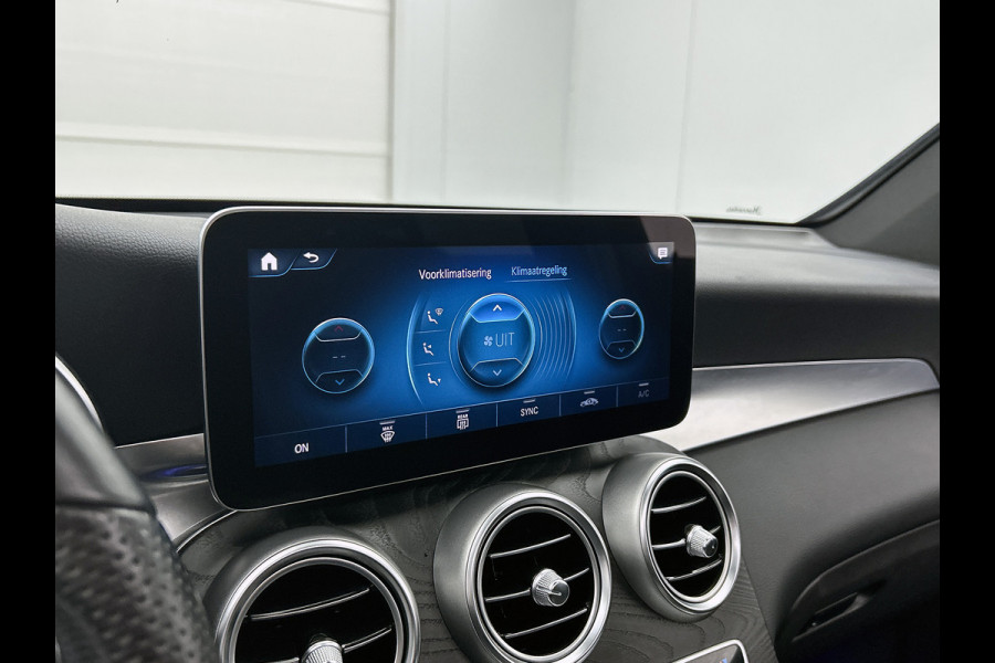 Mercedes-Benz GLC 300 e 4MATIC Business Solution AMG Schuif/kanteldak | 5 spaaks lichtmetalen velgen | Navigatie | parking support Inclusief 24 maanden MB Certified garantie voor Europa.