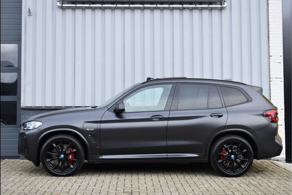 BMW X3 xDrive30e M-Pakket 292 Pk Frozen Black M-Stoelen Pano Navi 360 Memory Hud Carbon Camera Leder Laser 20 Inch