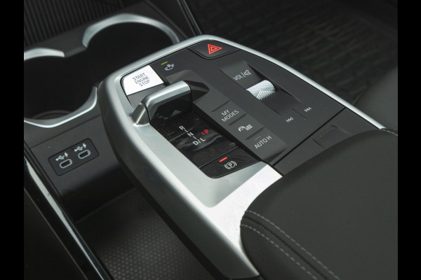 BMW X1 xDrive25e - xLine - Pano - Trekhaak - Camera - Stuurwiel verwarmd