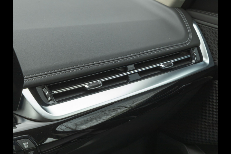 BMW X1 xDrive25e - xLine - Pano - Trekhaak - Camera - Stuurwiel verwarmd