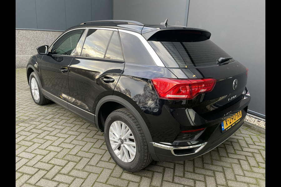 Volkswagen T-Roc 1.5 TSI Style Automaat - Climate control - Cruise control - Parkeersensoren voor en achter - Achteruitrijcamera - Stuurverwarming - Stoelverwarming - Dakrails - Bluetooth - Start/stop systeem - Stuur multi