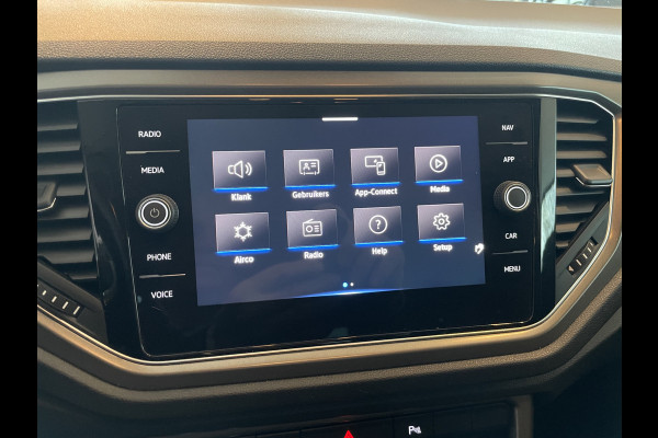 Volkswagen T-Roc 1.5 TSI Style Automaat - Climate control - Cruise control - Parkeersensoren voor en achter - Achteruitrijcamera - Stuurverwarming - Stoelverwarming - Dakrails - Bluetooth - Start/stop systeem - Stuur multi