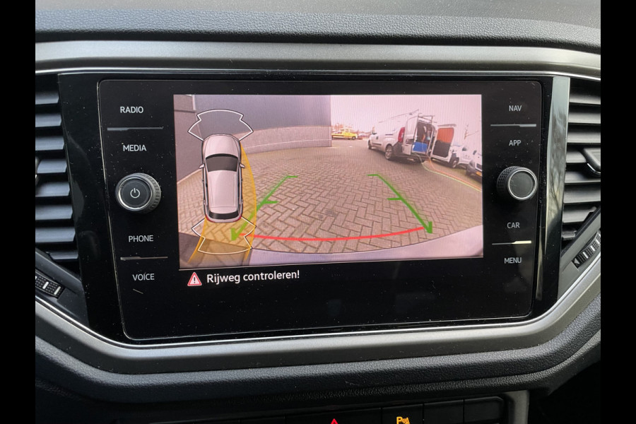 Volkswagen T-Roc 1.5 TSI Style Automaat - Climate control - Cruise control - Parkeersensoren voor en achter - Achteruitrijcamera - Stuurverwarming - Stoelverwarming - Dakrails - Bluetooth - Start/stop systeem - Stuur multi