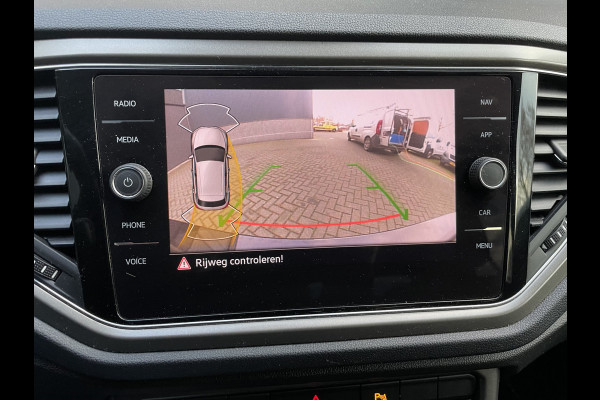 Volkswagen T-Roc 1.5 TSI Style Automaat - Climate control - Cruise control - Parkeersensoren voor en achter - Achteruitrijcamera - Stuurverwarming - Stoelverwarming - Dakrails - Bluetooth - Start/stop systeem - Stuur multi