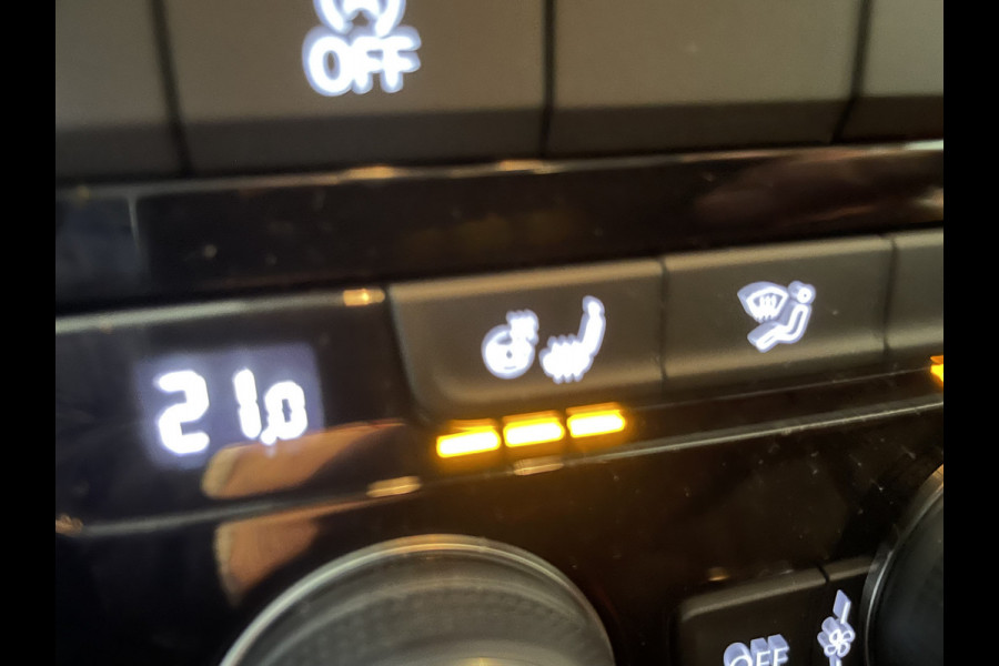 Volkswagen T-Roc 1.5 TSI Style Automaat - Climate control - Cruise control - Parkeersensoren voor en achter - Achteruitrijcamera - Stuurverwarming - Stoelverwarming - Dakrails - Bluetooth - Start/stop systeem - Stuur multi